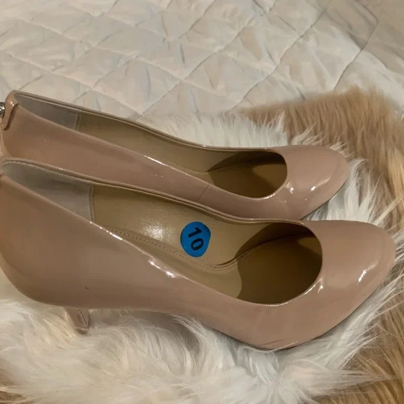 MICHAEL KORS TAN PATENT LEATHER ROUND TOE HEEL. - Picture 3 of 5